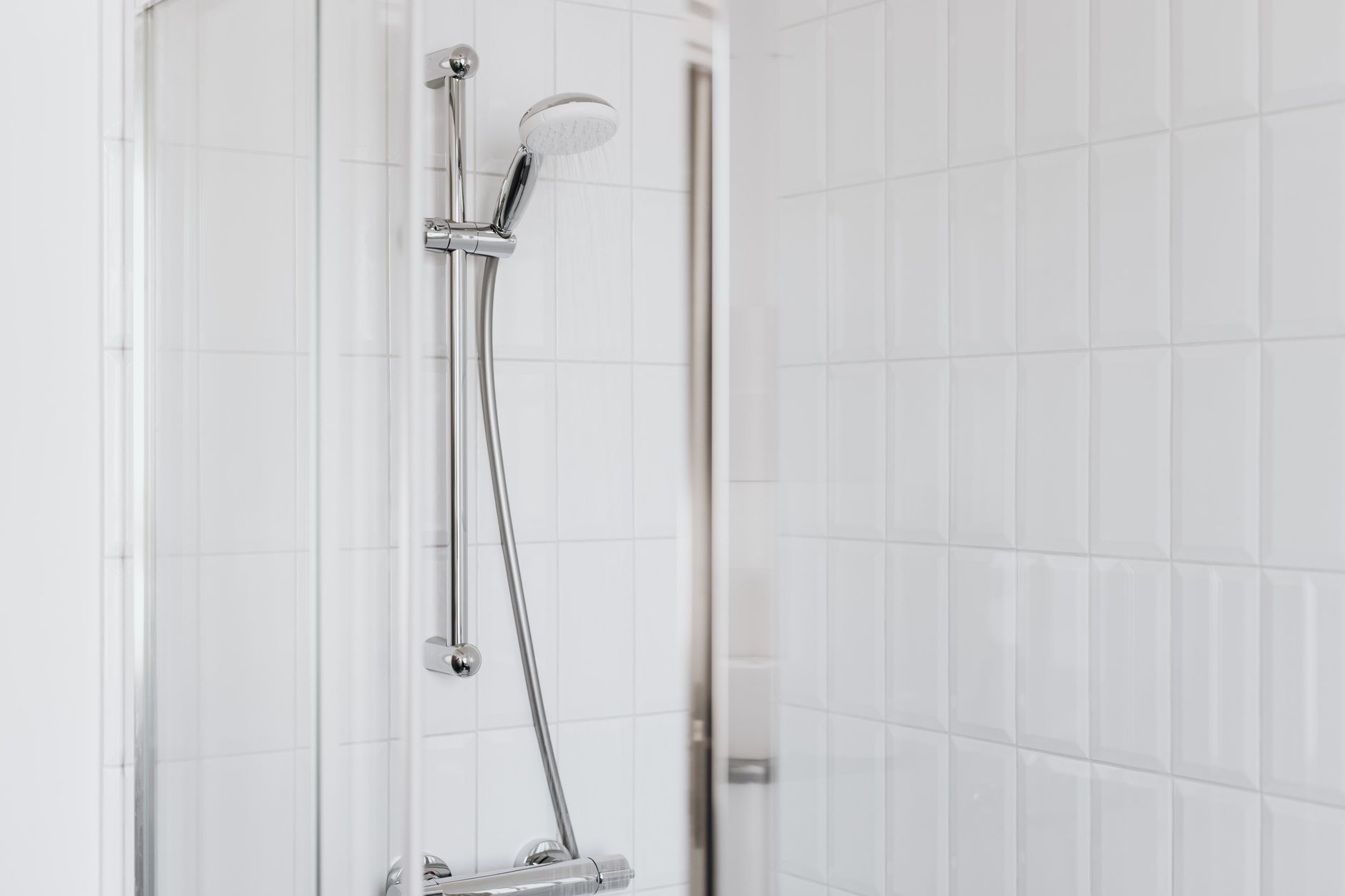 Salle de bain : film de savon, calcaire et joints